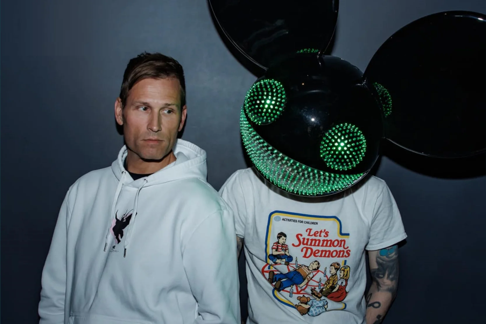 Kaskade remember. Kaskade deadmau5. Deadmau5 на концерте. Deadmau5 фото. Guys stay massive.