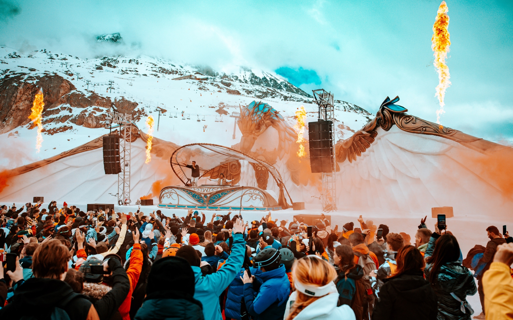 Tomorrowland Winter. Amicorum Spectaculum Circus. Tomorrowland Air baloons.